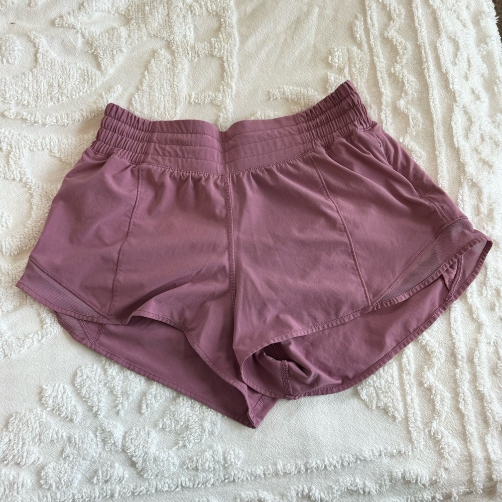 Lululemon Hotty Hot Shorts High Rise 2.5 inch inseam Velvet Dust Size 6 EUC